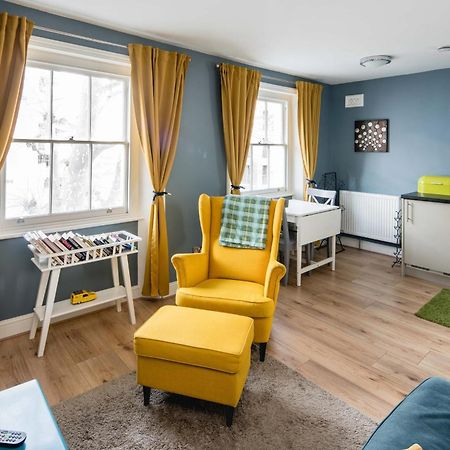 Appartamento Superb 1Bd Flat In The Heart Of Camden Town Londra Esterno foto